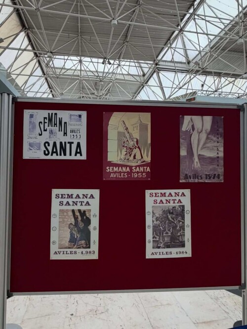 Exposición de carteles de la @semanasantadeaviles en El Atrio. Un recorrido visual desde 1953 ha (1)