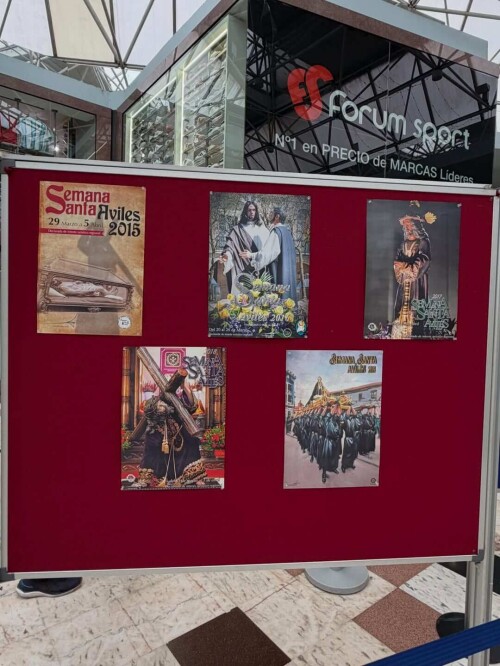 Exposición de carteles de la @semanasantadeaviles en El Atrio. Un recorrido visual desde 1953 ha (11)