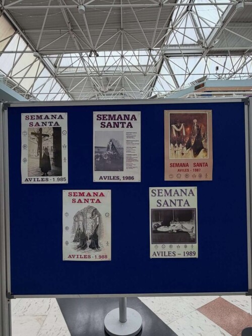 Exposición de carteles de la @semanasantadeaviles en El Atrio. Un recorrido visual desde 1953 ha (2)