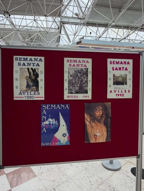 Exposición de carteles de la @semanasantadeaviles en El Atrio. Un recorrido visual desde 1953 ha (3)