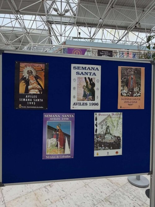 Exposición de carteles de la @semanasantadeaviles en El Atrio. Un recorrido visual desde 1953 ha (4)