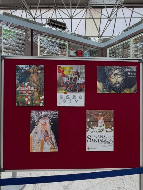 Exposición de carteles de la @semanasantadeaviles en El Atrio. Un recorrido visual desde 1953 ha (6)