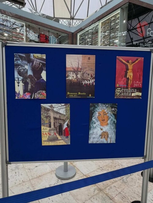 Exposición de carteles de la @semanasantadeaviles en El Atrio. Un recorrido visual desde 1953 ha (7)