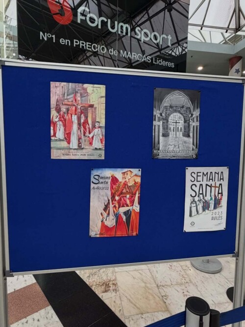 Exposición de carteles de la @semanasantadeaviles en El Atrio. Un recorrido visual desde 1953 ha (8)